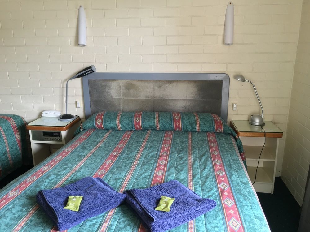 Crest Motor Inn Куинбиан Экстерьер фото