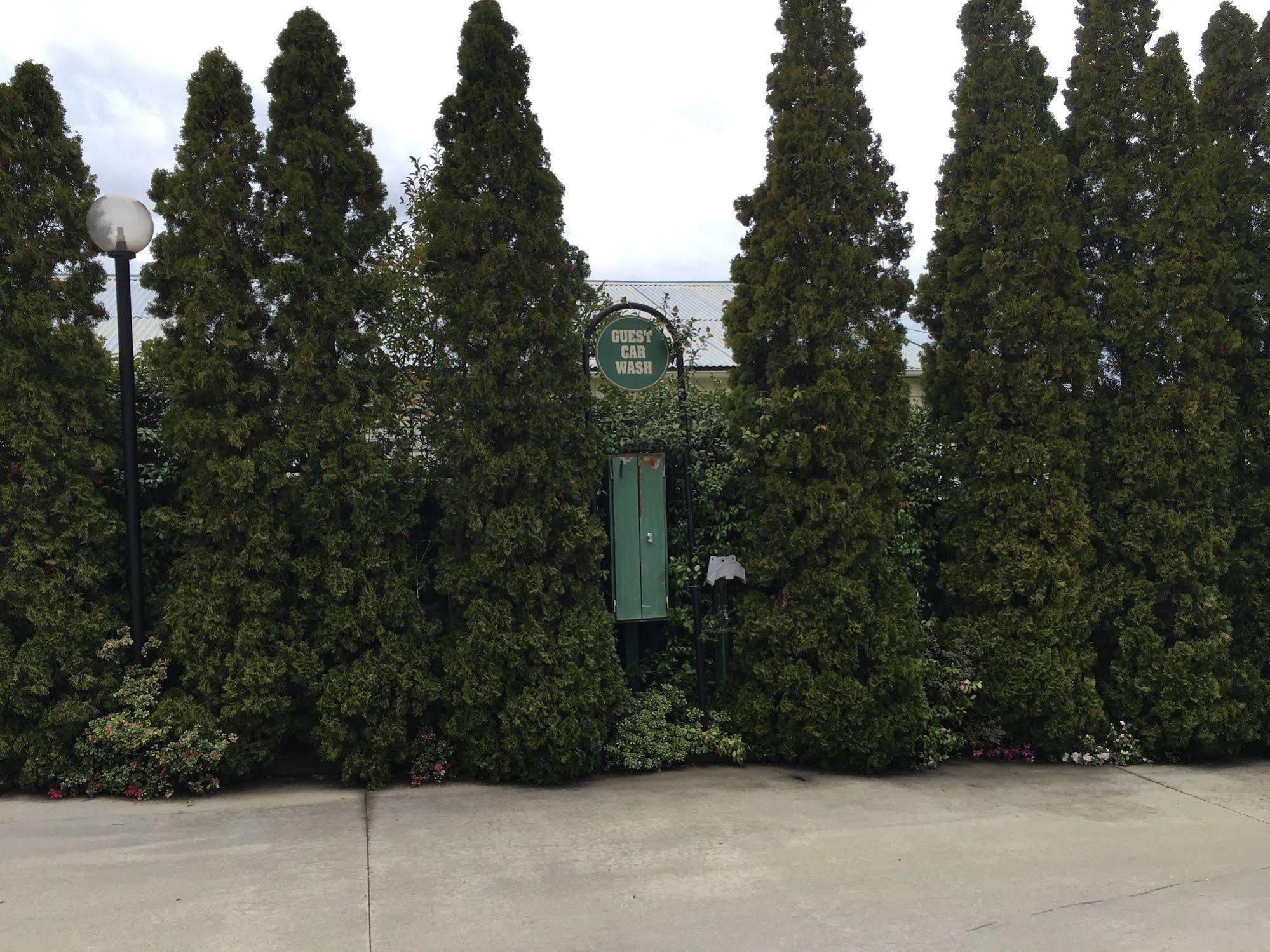 Crest Motor Inn Куинбиан Экстерьер фото